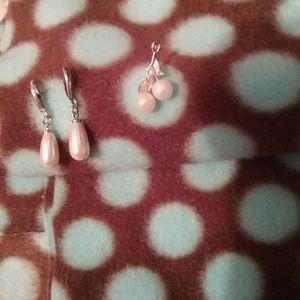 Pair of faux peal earrings and faux peal pendant